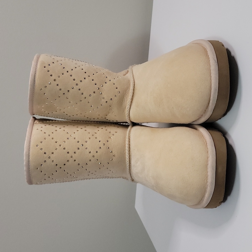 Ugg Boot w/ Swarovski Crystal embellishments Size 10